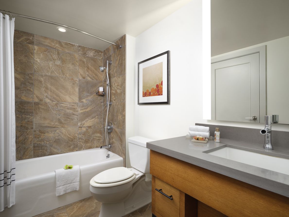 Guest Bathroom (2-Bedroom Suite)